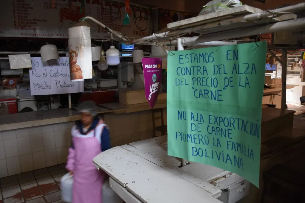 Puestos de venta de carne cerrados esta semana en un mercado de La Paz. Foto: APG
