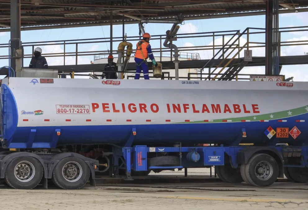 La recarga de combustible. Foto: YPFB