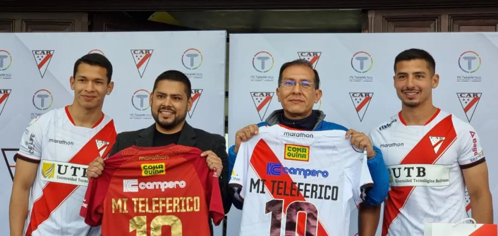 Martínez (izq.), Barrenechea, Ramírez y Briceño, con las cascas de Always Ready. Foto: Sports 360.