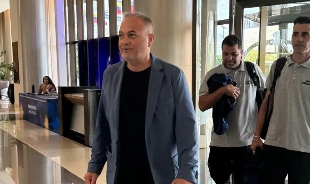 Fernando Costa, presidente de la Federación Boliviana de Fútbol, ingresa al edificio de Conmebol en Asunción. Foto: FBF