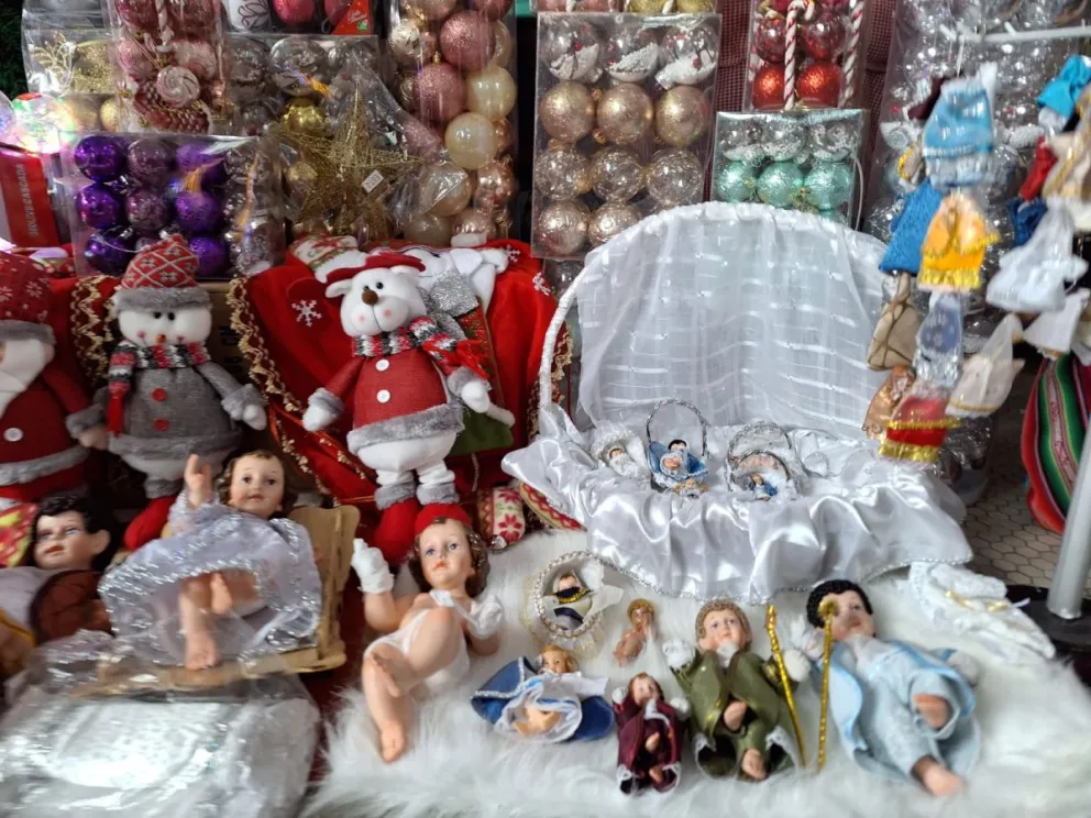 La Feria Navideña trae diferentes artesanías, adornos y niños Jesús, arbolitos y regalos. Foto. M. Belmonte.
