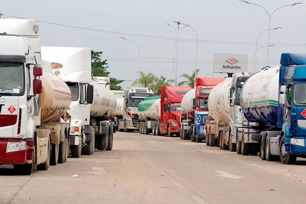 Filas de vehículos a la espera de cargar diésel. Foto: EFE
