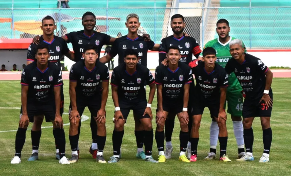 El equipo inicial que presentó Universitario en el partido de ida de semifinales. Foto: club Universitario