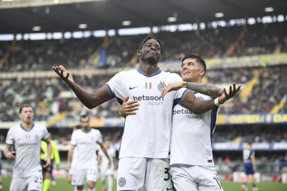 El jugador del Inter Yann Aurel Bisseck celebran el 0-5 durante el partido de la Serie A que han jugado Hellas Verona e Inter FC. Foto: EFE
