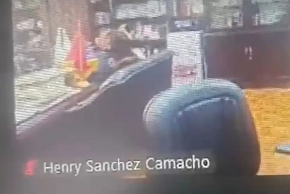 El vocal Henry Sánchez se besa con una de sus colegas en una audiencia virtual. Foto: Captura de video.