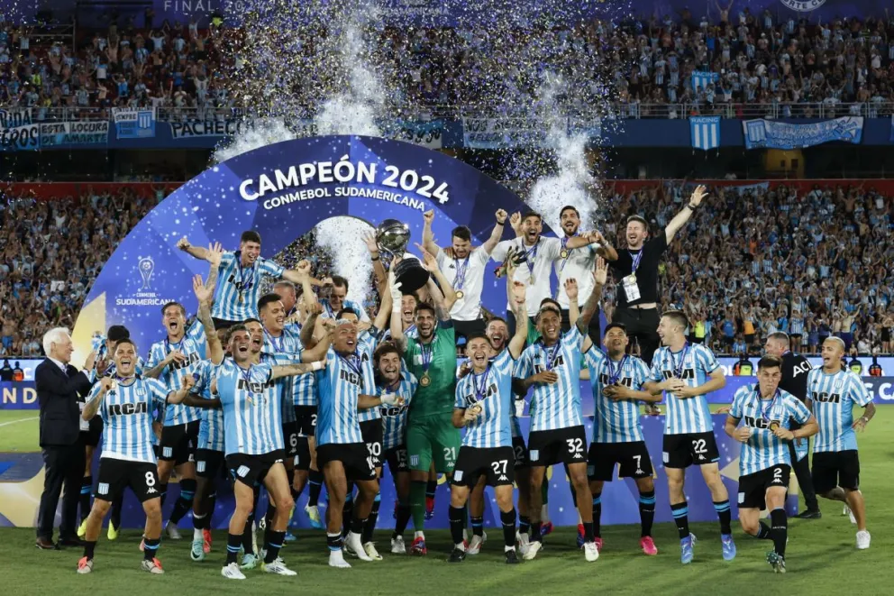 La celebración de los jugadores de Racing que se quedaron con la Copa Sudamericana. Foto: Conmebol