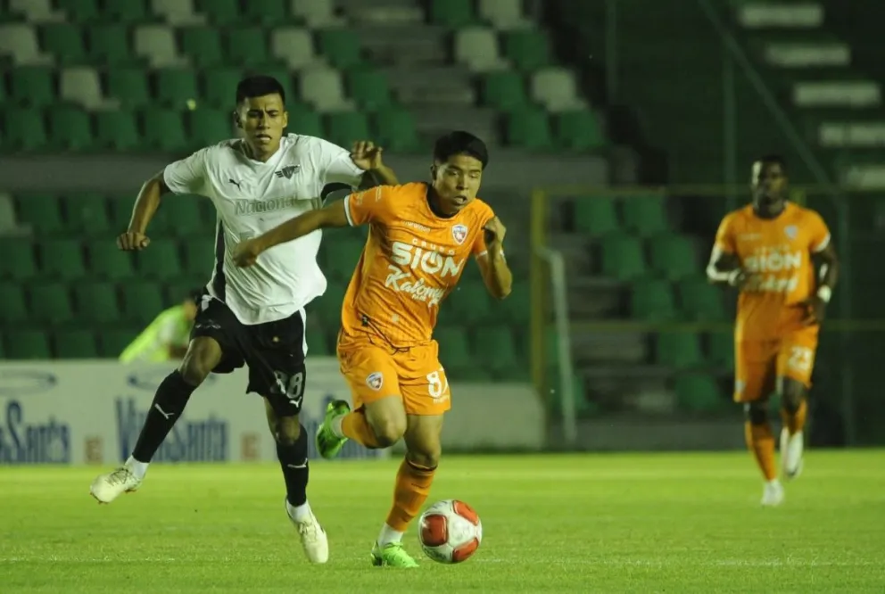 Peña (87), jugador de Royal Pari, se saca a la marca de Vargas de Wilstermann. Foto: APG