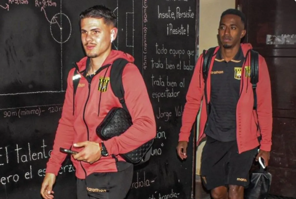 El uruguayo Sebastián Guerrero (izq.) y Jaime Arrascaita jugadores del Tigre. Foto: club The Strongest