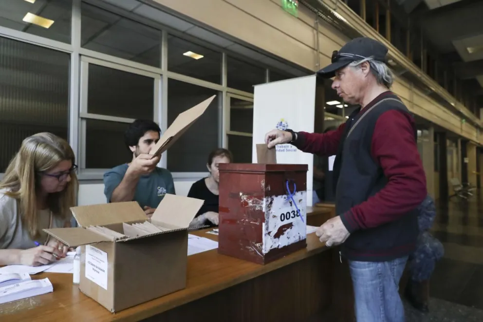Un votante deposita su papeleta en un colegio electoral de Montevideo este domingo. Foto: EFE