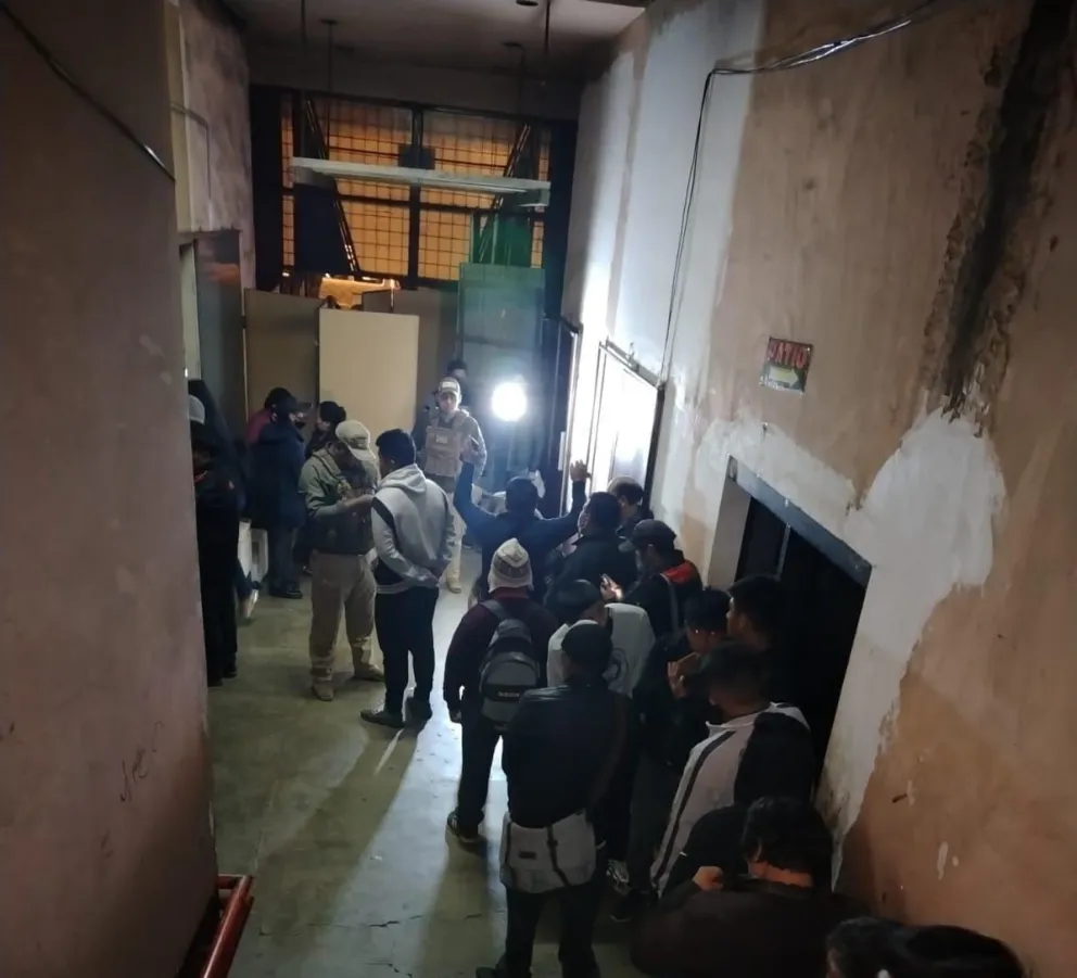 Operativo en un lenocinio de la ciudad de El Alto, donde se hallaron a dos adolescentes en situación de explotación sexual. Foto: Fiscalía.