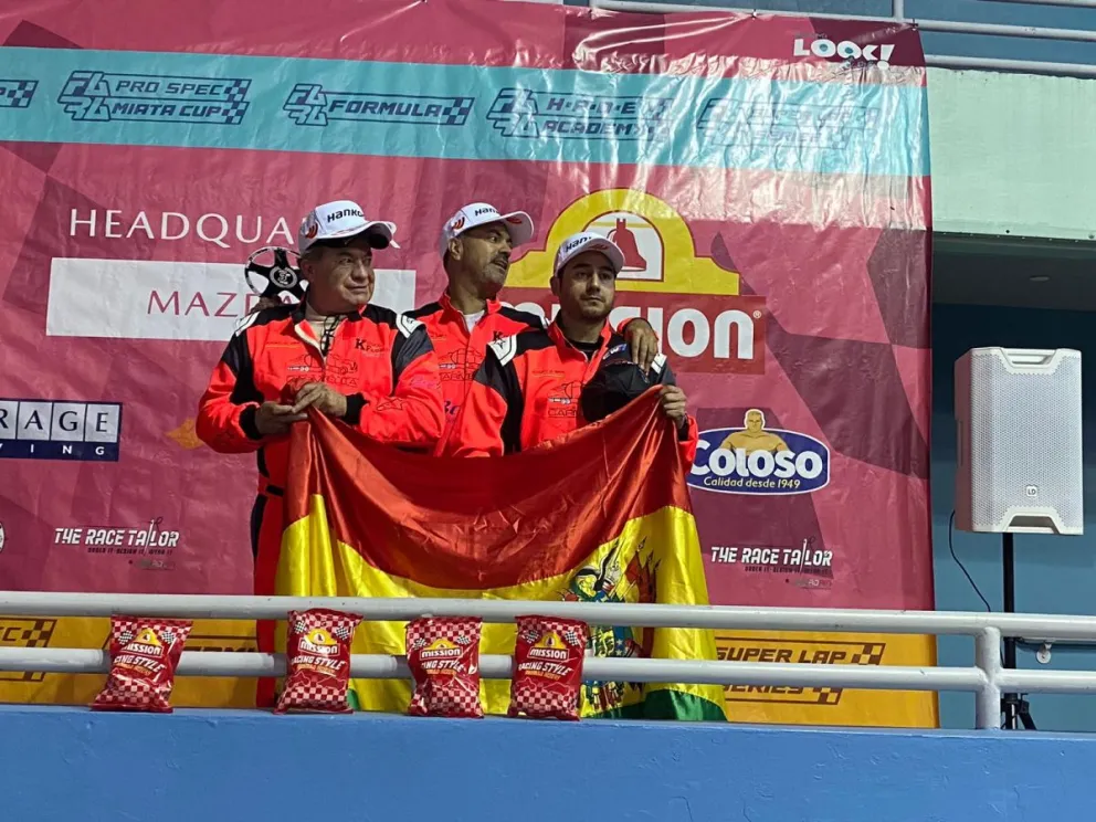 Kosky Vacaflor (izq.), Franulic y Kosky Herrera, en lo más alto del podio. Foto: BRT.
