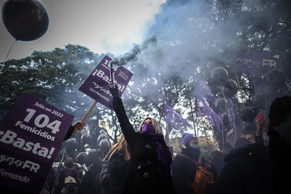 Fotografía de archivo en donde miles de mujeres marchan bajo la consigna "ni una menos" en Buenos Aires. Foto: EFE