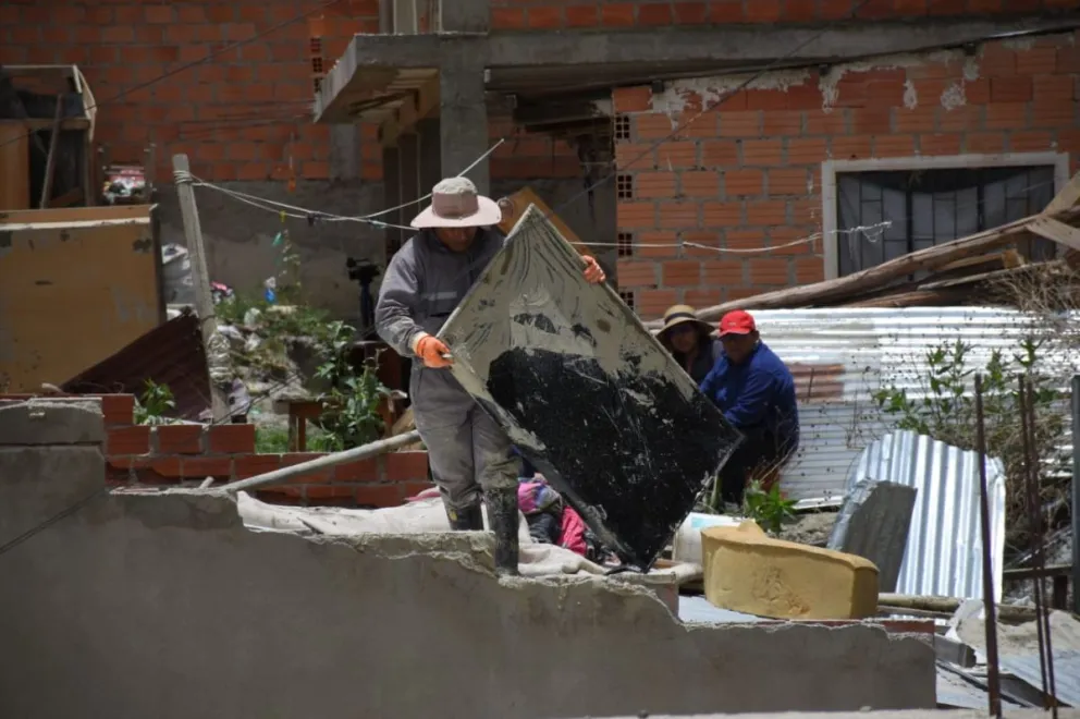 En Bajo Llojeta intentan salvar las pertenencias de las familias afectadas. Foto: APG