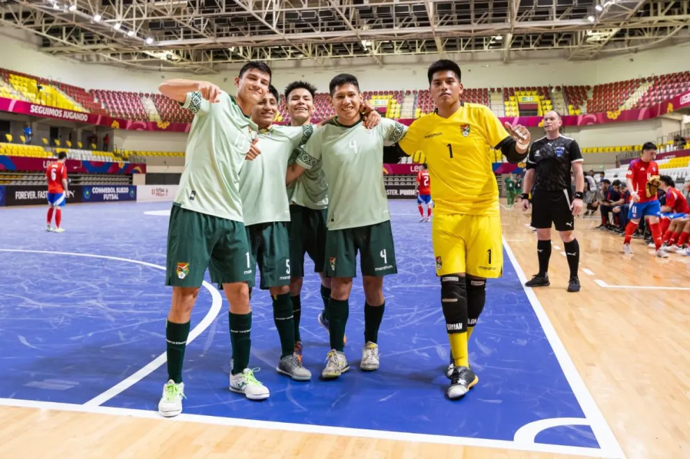 Jugadores de la Verde celebran por su triunfo sobre Chile. Foto: Conmebol.