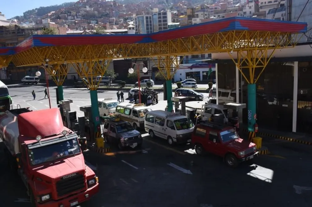 Los vehículos cargan combustible en una estación de servicio en la sede de Gobierno. Foto: ABI