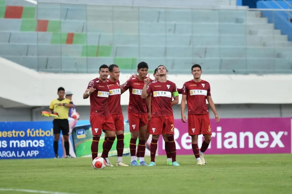 Robson Matheus (centro) celebra uno de sus dos goles para Always. Foto: APG.