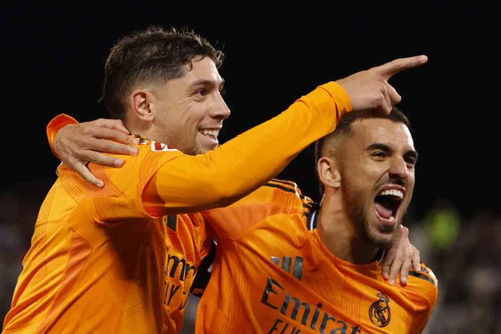 Valverde (izq.) y Ceballos, celebran uno de sus goles para el Madrid. Foto: EFE.