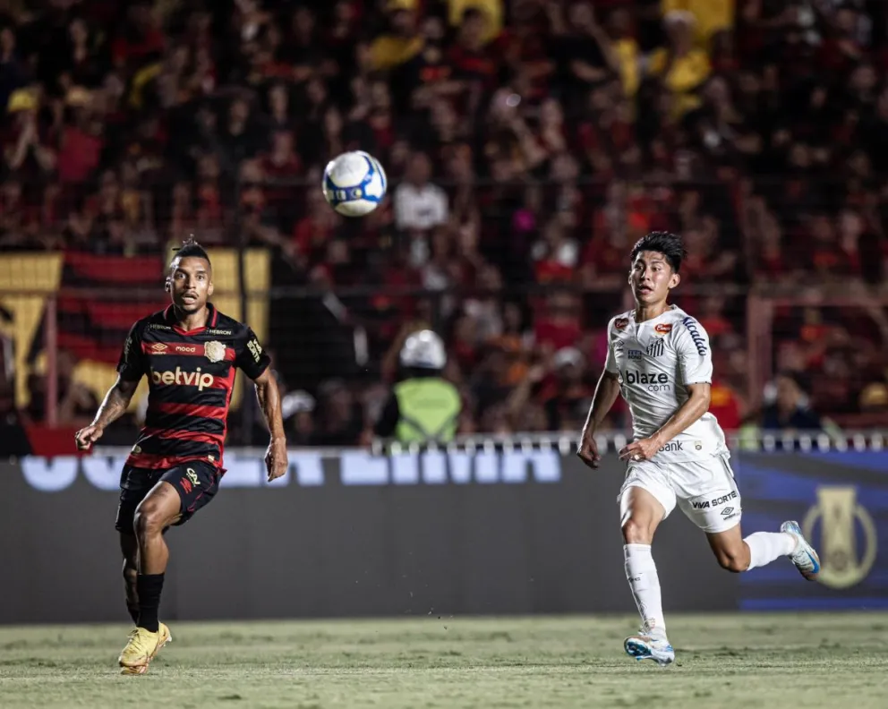Terceros (de blanco) durante el partido de este domingo. Foto: Santos FC.