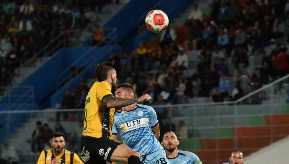 La lucha por una pelota aérea durante el encuentro en el valle. Foto: APG.