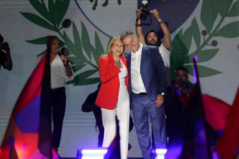 Yamandú Orsi celebra la victoria con su compañera de fórmula Carolina Cosse