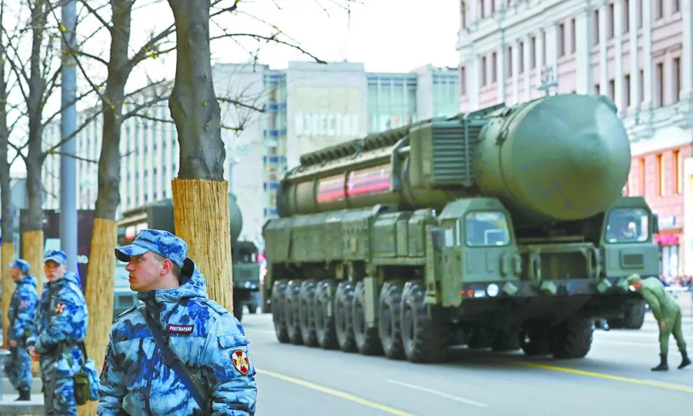  Soldados rusos montan guardia frente a un misil balístico RS Yars 24 ruso, sobre un lanzador móvil. Foto: EFE 