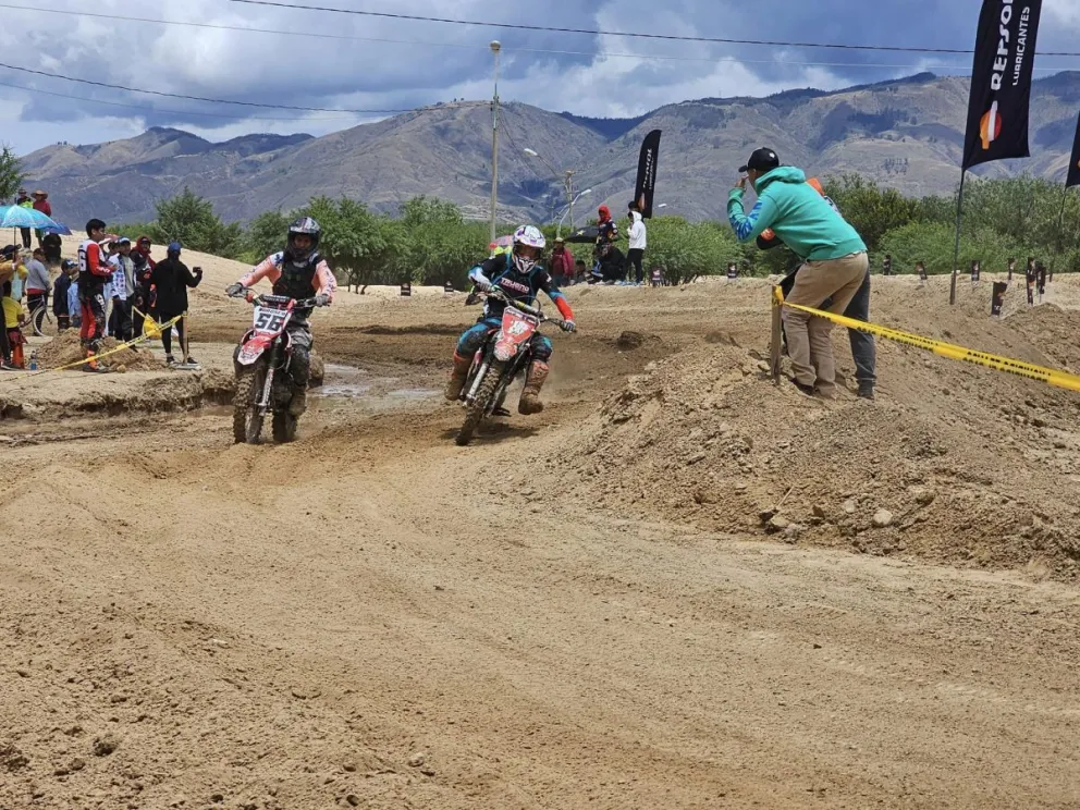 Dos pilotos durante la última fecha que se corrió en Cliza. Foto: Paloma Cross.