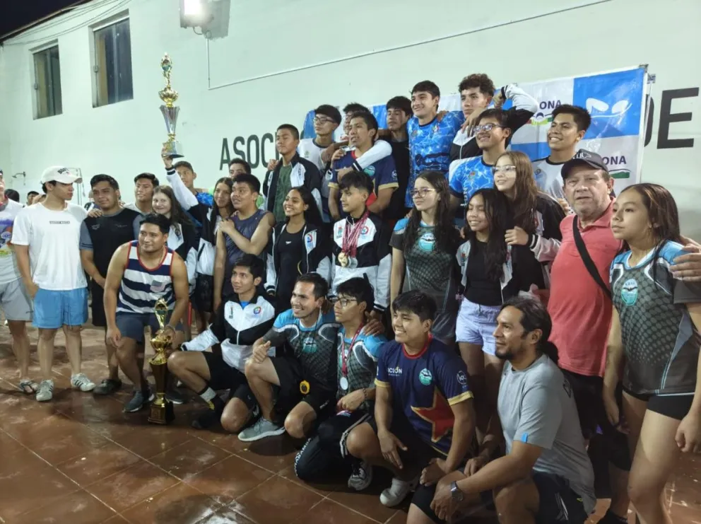 La delegación valluna celebra su título en el Absoluto. Foto: Febona.