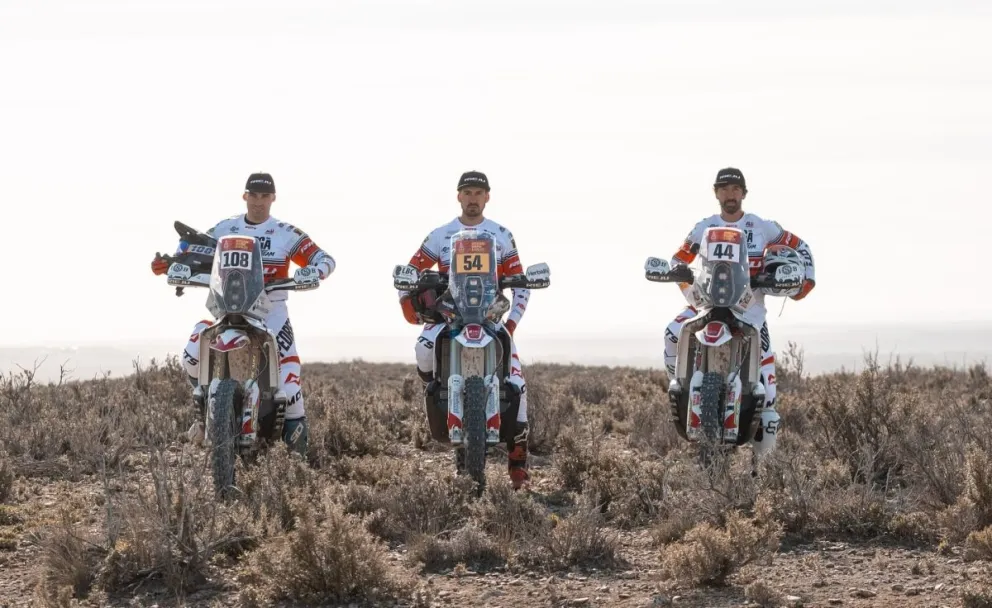 Nosiglia (centro) junto a sus compañeros Calmet (izq.) y Subirats. Foto: Rieju Team.