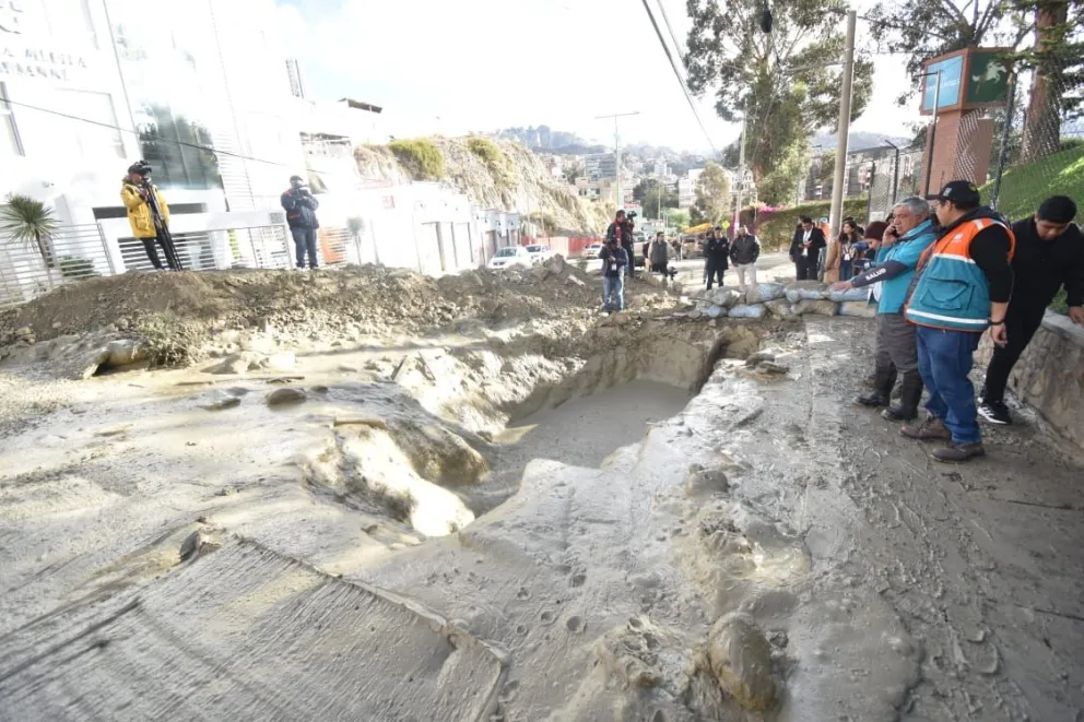 El alcalde Iván Arias durante los trabajos de estabilización en la zona. Foto: GAMLP