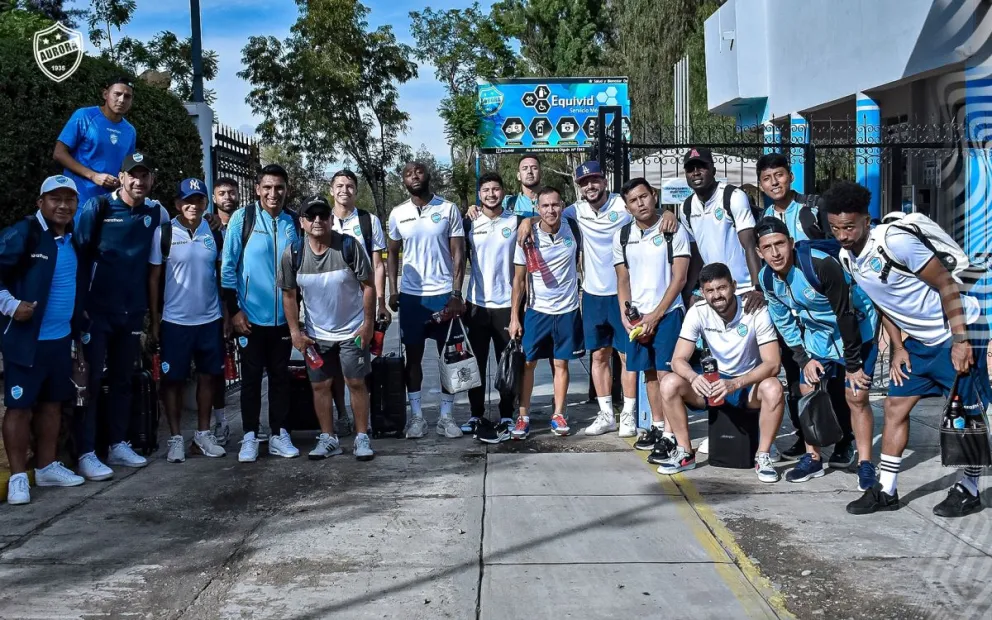 El plantel celeste previo a su viaje a Entre Ríos para su partido. Foto: Club Aurora.