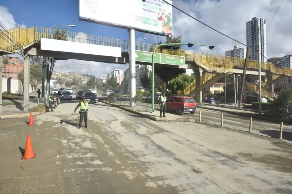 Las tareas de limpieza en la avenida Costanera, a la altura de Los Sargentos, este lunes. Foto: GAMLP