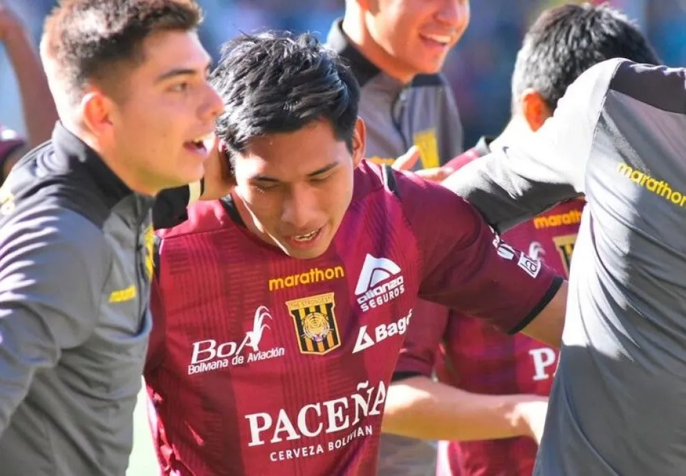 Jeyson Chura (centro) festeja el segundo gol del Tigre sobre Always en octubre de 2022. Foto: APG