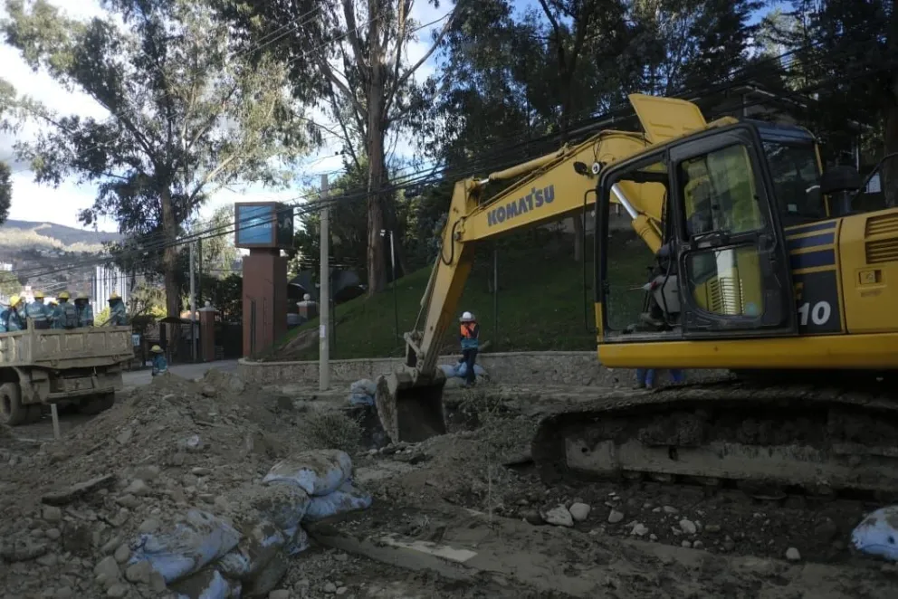 Maquinaria de la Alcaldía trabaja en el lugar del desastre. Foto: GAMLP