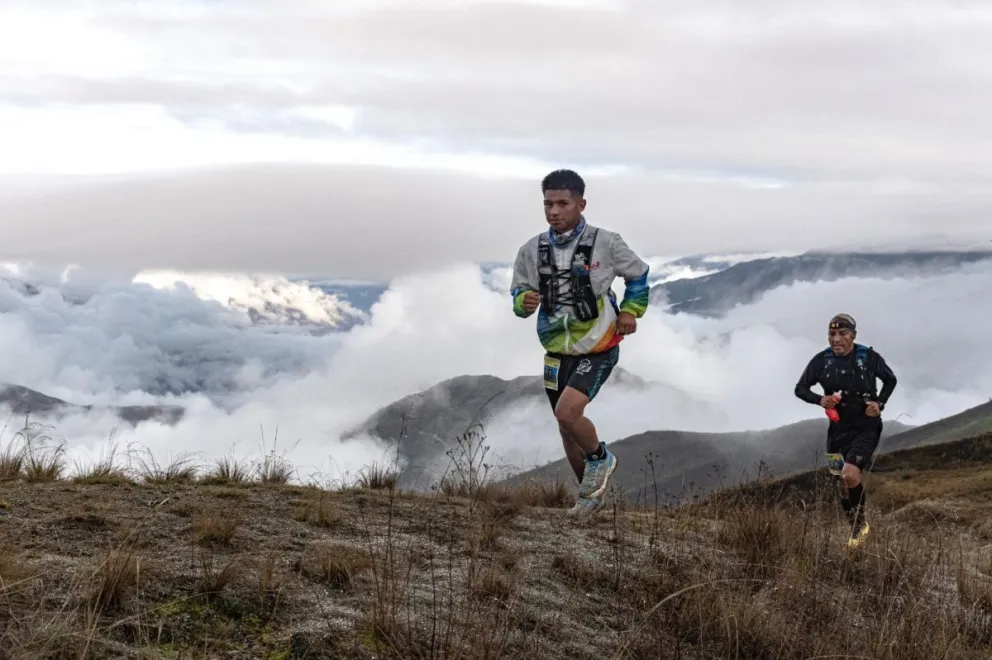 Dos atletas en plena competencia del fin de semana. Foto: Skyrunning Bolivia.