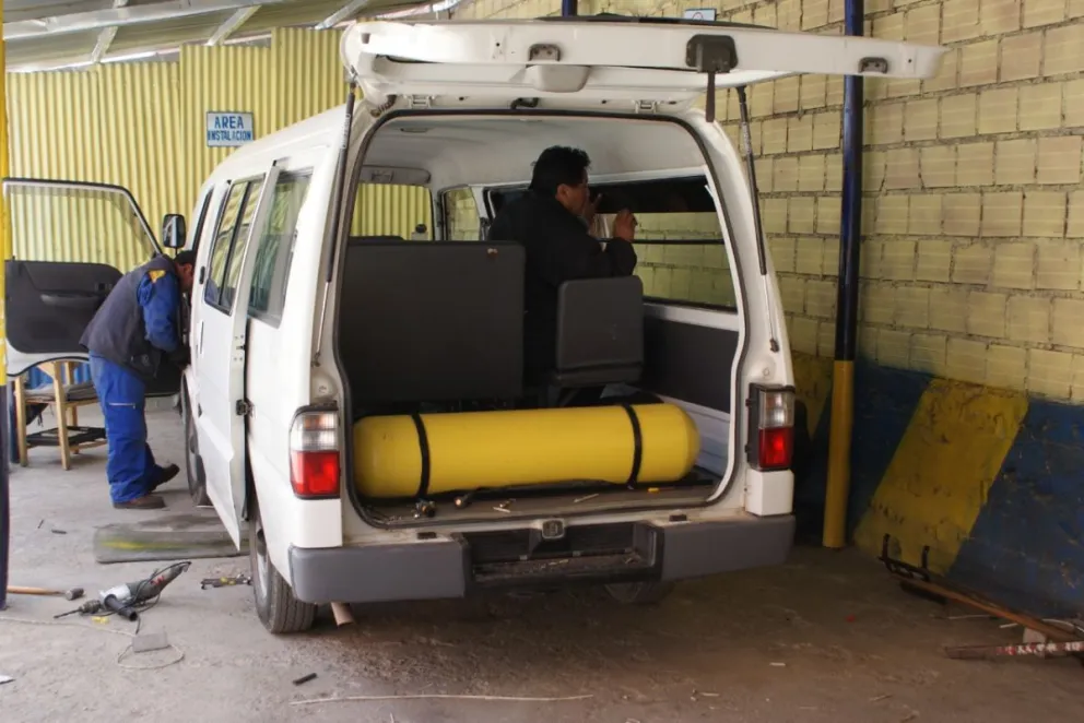 Un minibús del servicio público que funciona a GNV. Foto: ABI