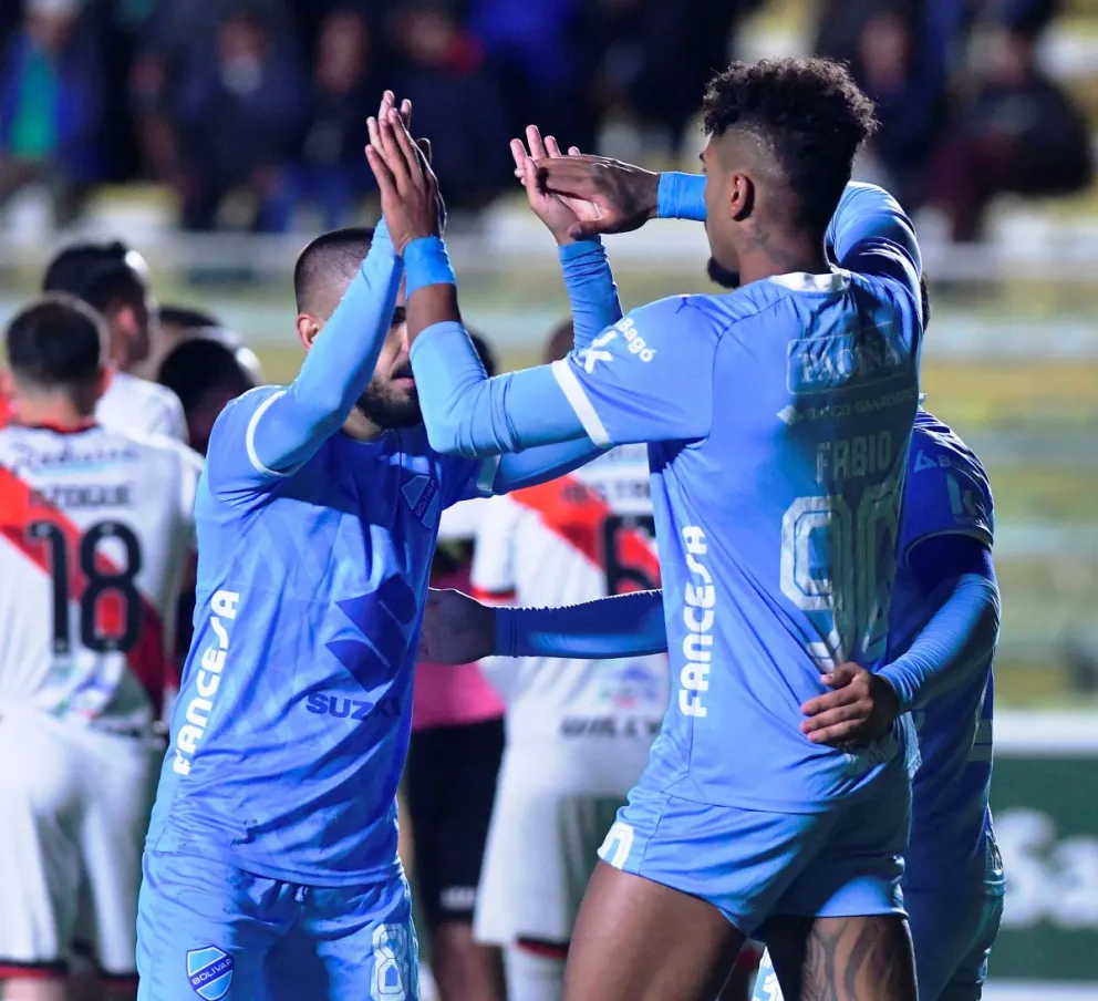 Melgar y Gómez celebran uno de los goles frente a Nacional Potosí. Foto: APG