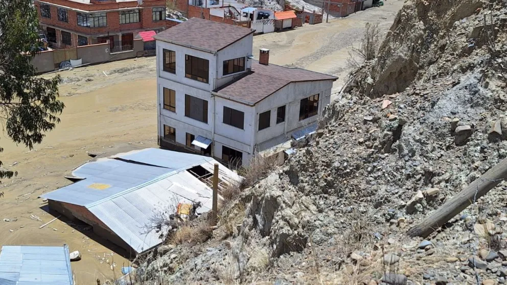 Las casas quedaron anegadas de lodo en Bajo Llojeta, colindante con la avenida Los Sargentos de La Paz. foto: M. Belmonte.