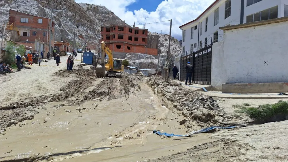 Las últimas lluvias volvieron a encender las alarmas y no permiten terminar con la limpieza del sector. Foto: APG