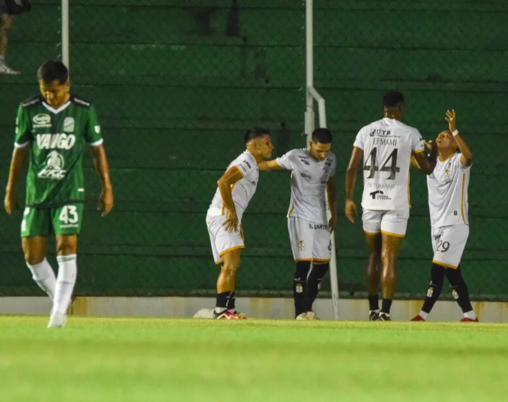 La alegría realista luego de la apertura del marcador y el lamento de Oriente. Foto: APG