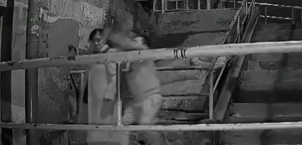 El ataque a una mujer en el pasaje 25 de Diciembre. Foto:captura