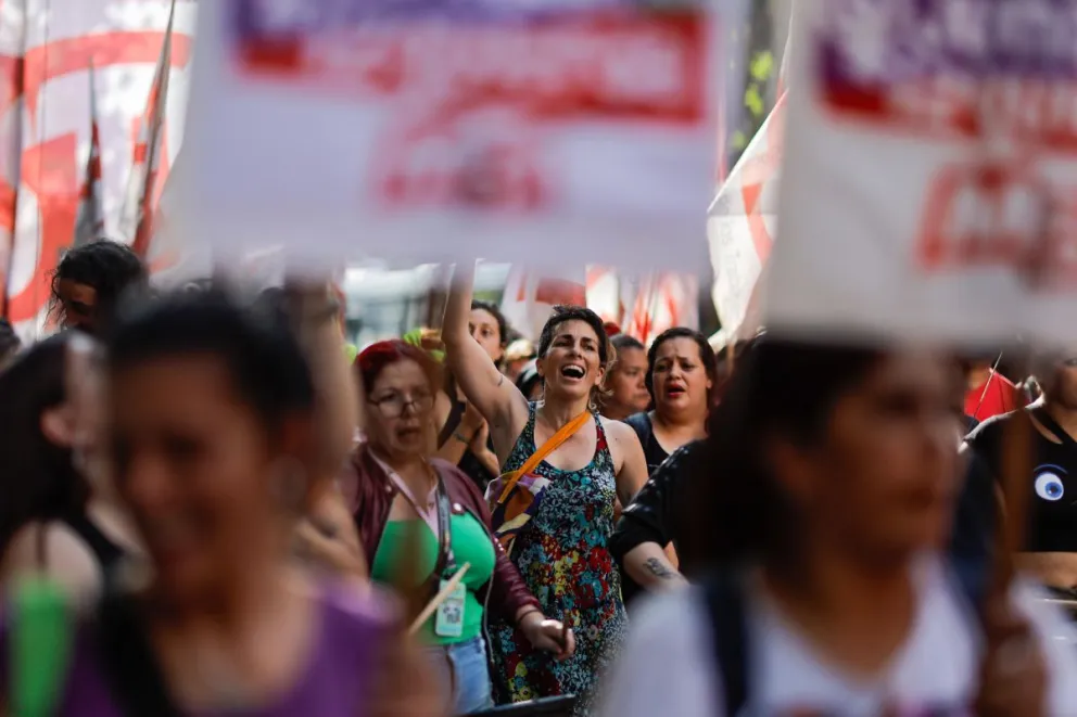 Varias mujeres marcharon el lunes en Buenos Aires. Fotos: EFE