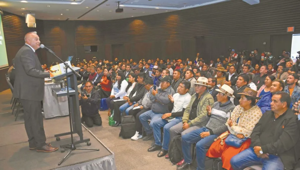 La firma del convenio FBF-FAM reunió a más de 200 autoridades de los municipios de todo el país. Foto: APG.