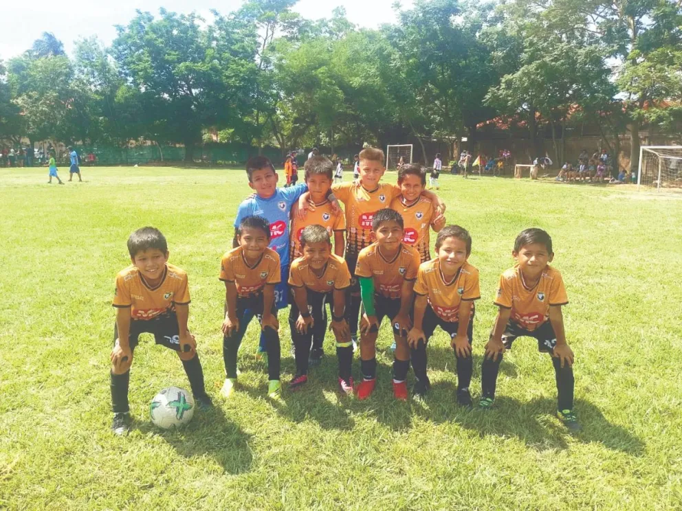 Un equipo de niños en los que el Proyecto Bolivia 2022 trabaja para su formación. Foto: Bolivia 2022.