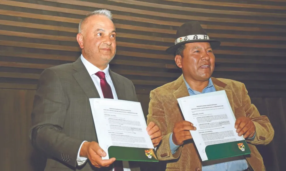 Fernando Costa (izq.) y Flavio Merlo muestran el convenio. Foto: APG.