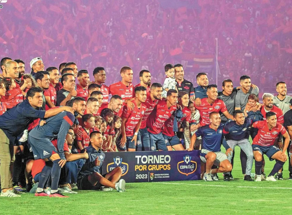 Dirigentes, jugadores e hinchas de Wilstermann juntos en el estadio Félix Capriles. Foto: club Wilstermann