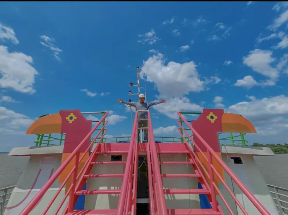 El barco-cholet, con motivos andinos, obra del arquitecto aymara. Fotos: Freddy Mamani