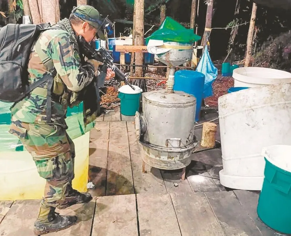 Policía de la Felcn dispara contra el “muerto”, el dispositivo para purificar la cocaína, en el Chapare. Foto: Felcn