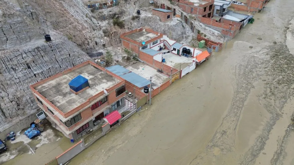 Casas afectadas por la mazamorra en el barrio de Bajo Llojeta. Foto: EFE