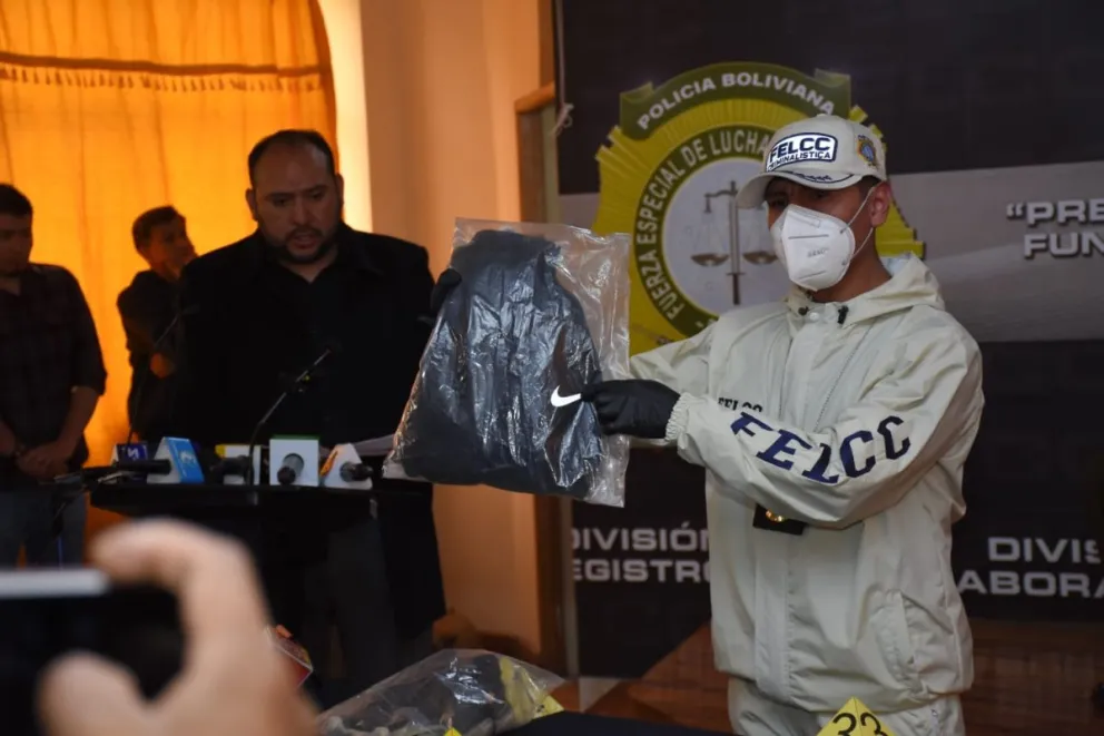 Las autoridades muestran la ropa que llevaba el delincuente en uno de sus atracos. Foto: APG