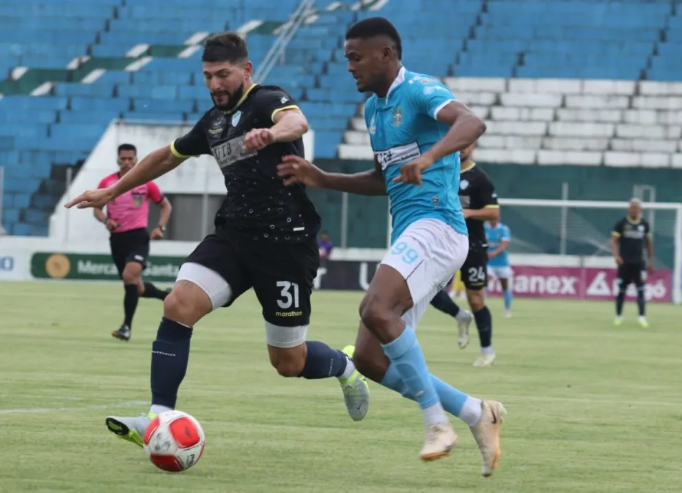 Michelli (izq.), defensor de Aurora, sale a la marca de Antonio Passira de San Antonio. Foto: APG